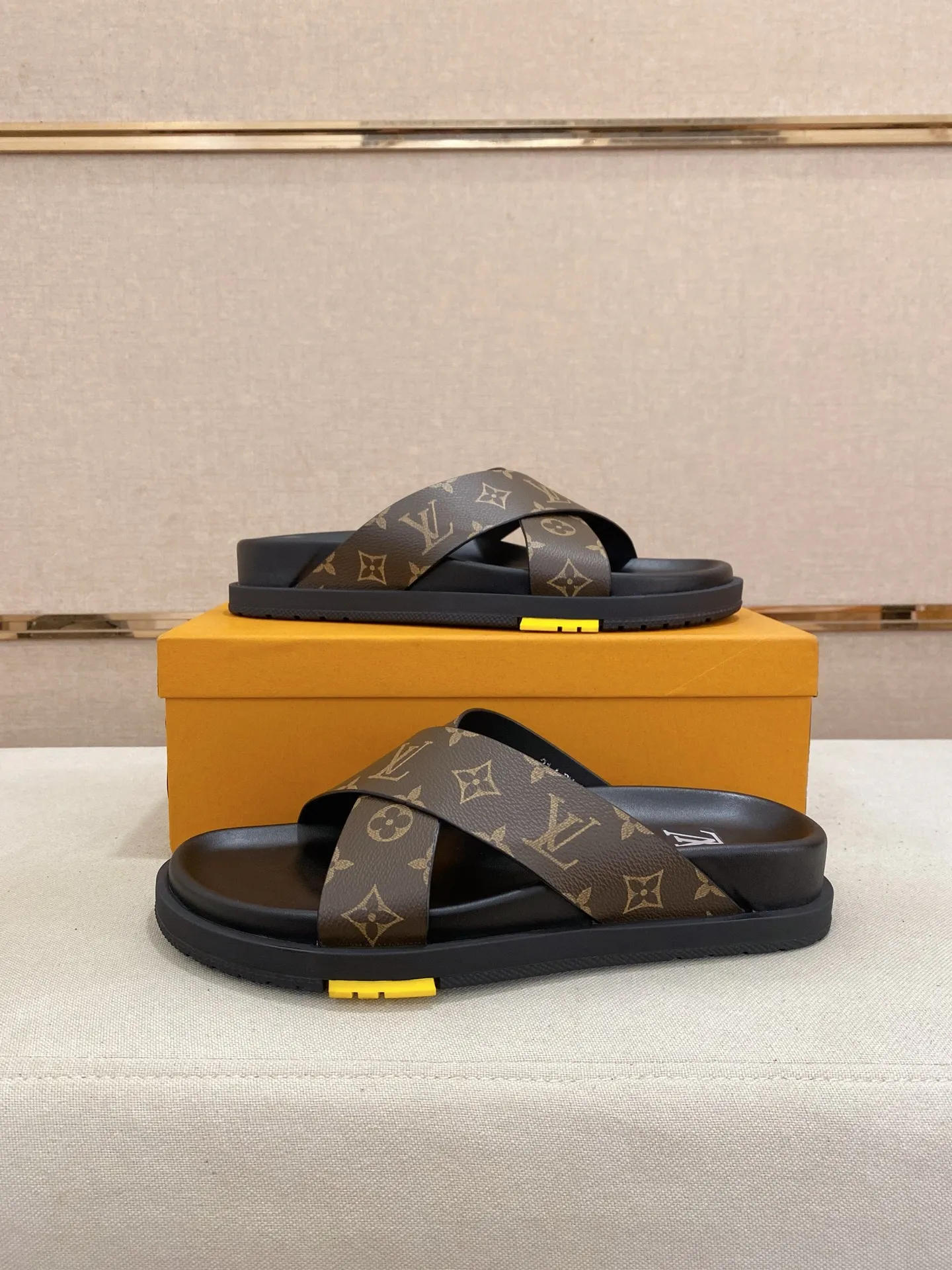 Factory price: 420💰Made by LV🔍Top purchasing agent. Men's spring and summer slippers are available at the same counter. The uppers are made of cowhide imported from Italy. High-quality craftsmanship, soles: original soles specially provided by the original factory, exclusive movable molded soles are super comfortable, original factory follow-up goods, 🔍🔍high quality, can be entered and exited the counter at will, welcome to compare, code number 38-44. Can be customized45